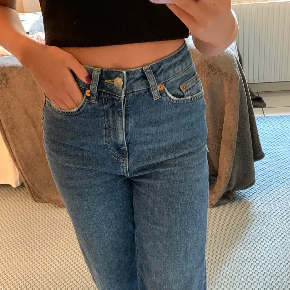 Mörkblå jeans som säljes pågrund av att dem är försmå. Bra skick och gårt till allt. Dem har även en väldigt skön modell😊😊🌟. Jeans & Byxor.