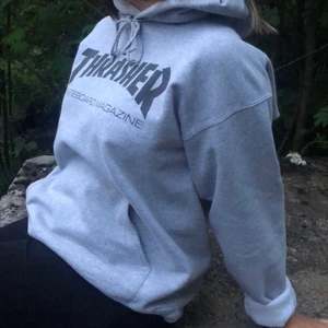 Thrasher hoodie  - TRYCKTE FEL!!! BUDET AVSLUTAS IMORN (lördag) INTE PÅ MÅNDAG!!                                                  Säljer min fina trasher hoodie med ett lagat hål å nån fläck för jag känner att det inte är min stil. storlek S. köparen betalar för frakten💕💕 (köpt för 999kr nypris)