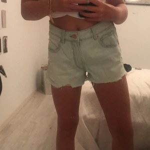 Ljusblåa shorts från bikbok, - Fick hem fel storlek och blev nätt kringliggande när jag skulle skicka tillbaks så säljer dem istället 50 kr +frakt 