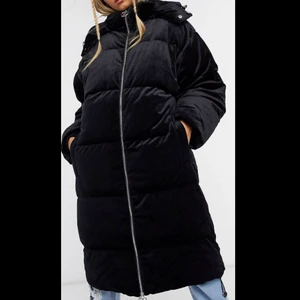Juicy Couture Helena puffer - Säljer världens finaste Juicy puffer köpt på Asos för 2300kr i vintras, säljer den nu för 1200kr, då jag ej använt den. Tags och allt fortfarande på, kan fixa egna bilder om de behövs. Lite stor i storleken så passar även en M. Kommer inte sänka priset då jag säljer den för hälften av priset. Köparen står för frakt