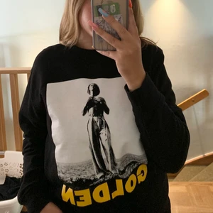 Harry Styles Merch - Säljer denna tröja som är ifrån Harry Styles Merch som är i storlek M. Den är knappt använd och är i väldigt bra skick. Säljer den pågrund av att den tyvärr inte kommer till användning. Jag köpte den för 550kr mitt pris är 350kr. Om fler är intresserade så blir det budgivning. Köparen står för frakten💕