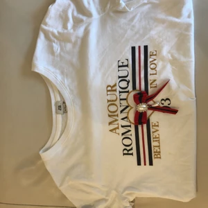 Topp - Festligh topp med fina detaljer 