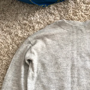 Grå stickad tröja i storlek s - Oanvänd stickad tröja, säljer pga för liten