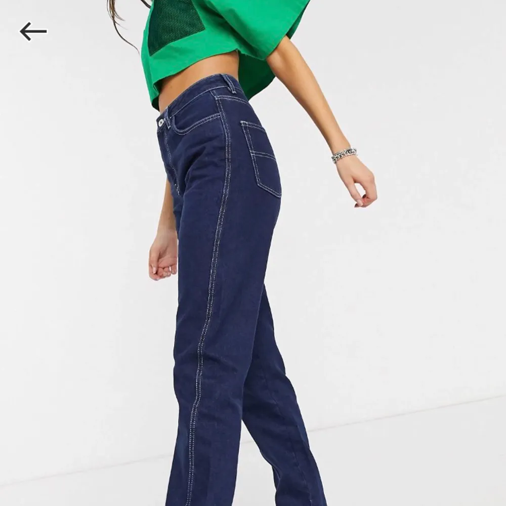 Supersnygga jeans från asos, knappt använda. Helt slutsålda. Säljer pga inte min stil längre🌸 skriv privat för fler bilder eller frågor💕. Jeans & Byxor.