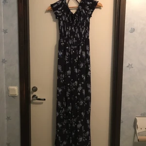 Långklänning H&M storlek 38 - Blå, snygg och skön långklänning. Är en ”off-shoulders”. 