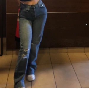 Raka jeans med slit - Modell raka jeans med slit längst ner. Är lite långa för mig som är 168 men funkar! 