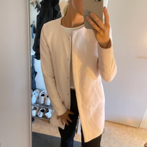 Rosa kappa med knäppen - Säljer min ljusrosa kappa med knäppen på innersidan, fint skick, använt fåtal gånger, den är från Only.