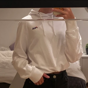 Vit fila hoddie  - Hoddien är i storlek S. Mycket bra skick har bara används nån gång, Säljer för den kommer inte till användning. Den har ett snöre längst ner där man kan spänna in om man vill för att den ska kunna sitta lite tajtare i midjan. Original pris 600kr