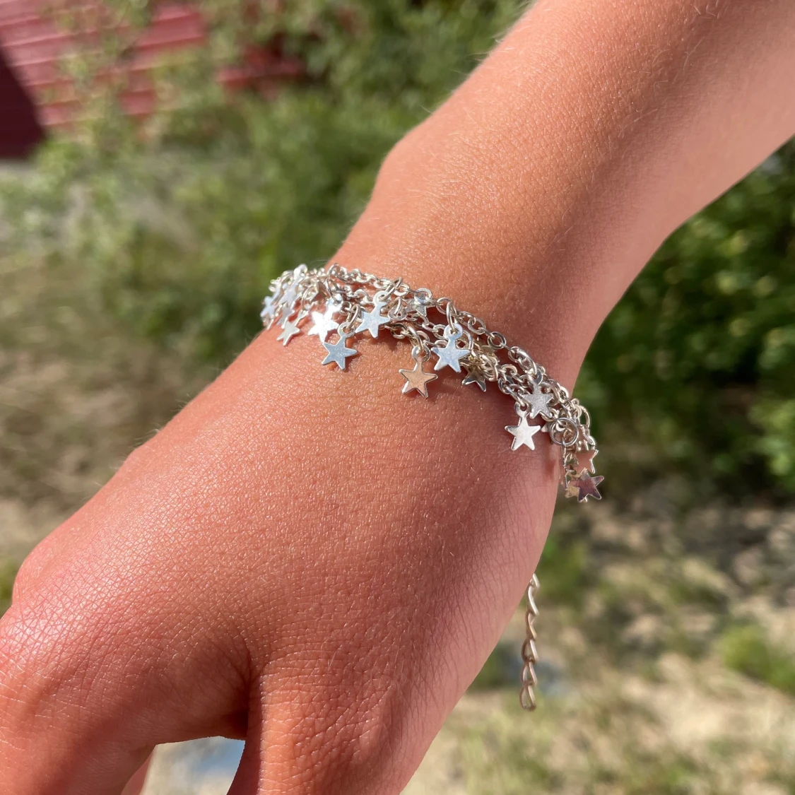 Silvrigt armband med stjärnor