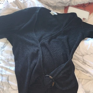 En svart tröja som är öppen från h&m - Svart svart tröja rån h&m som är lite öppen där fram 