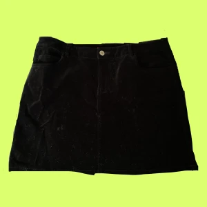 Svart kjol  - Svart kjol i velour aktigt tyg, den är lite som en Jeanskjol i passform etc 