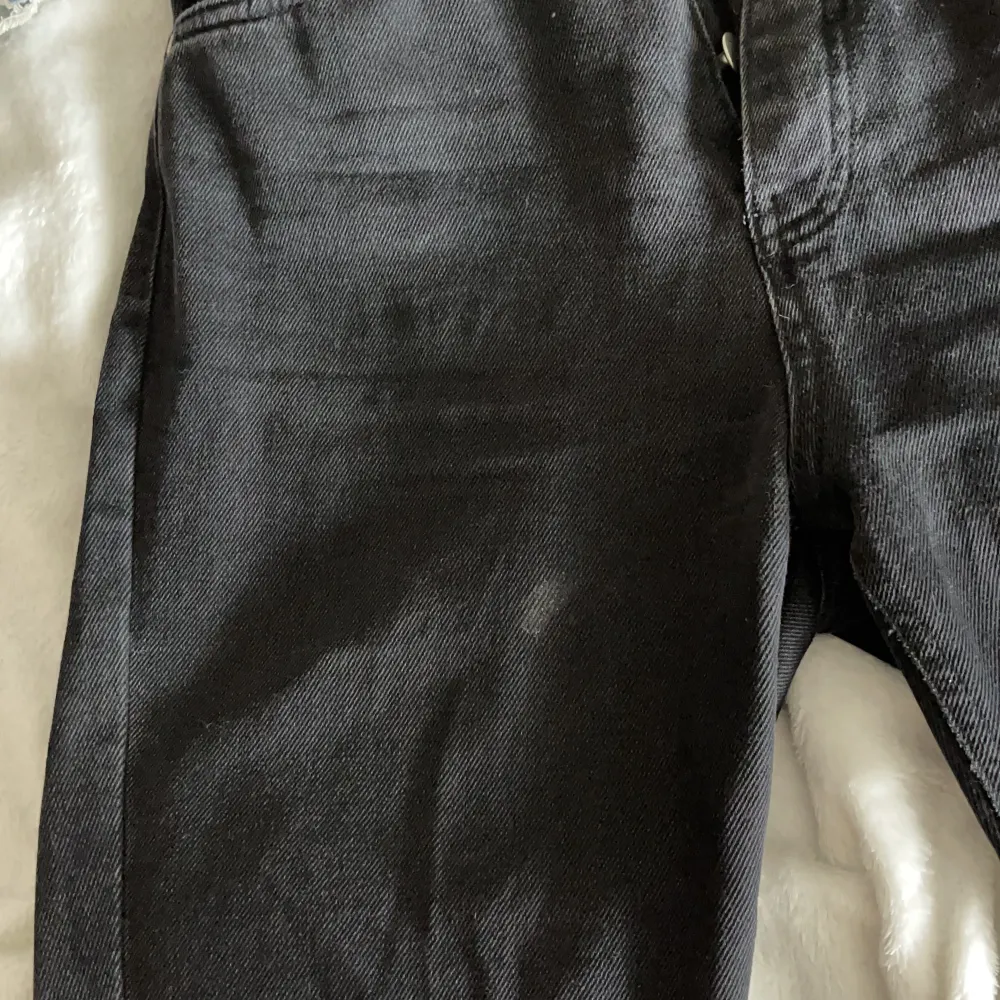 Säljer dessa skitsnygga svarta straight leg jeans från Hanna Schönbergs kollektion från nakd. De har en liten defekt som man kan se i sista bilden, jag tror de går att tvätta bort! Använda fåtal gånger. Skriv för fler bilder💜kolla även in de andra jag säljer💜. Jeans & Byxor.