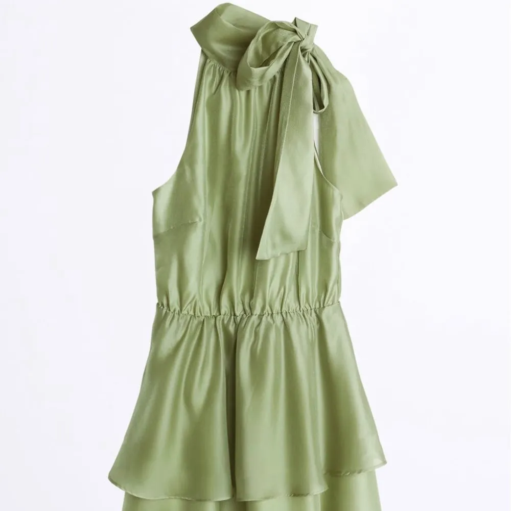 Söker denna klänningen kan typ betala vad som helst skriv privat! ⛈ ”Nadina organza dress” från Gina tricot’s kollektion från förra året. ❤️ Även om du har en liknande klänning så är det superintressant!! . Klänningar.