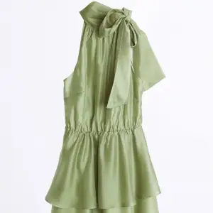 Söker denna klänningen kan typ betala vad som helst skriv privat! ⛈ ”Nadina organza dress” från Gina tricot’s kollektion från förra året. ❤️ Även om du har en liknande klänning så är det superintressant!! 