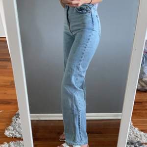 Ljusblå vida jeans i strl 34. Använda få gånger.