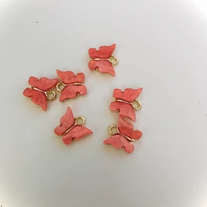 Fjärils berlocker  - En fjäril=5kr.  2 fjärilar=10kr.  2 fjärilar + örhängen=15kr.        +10kr frakt