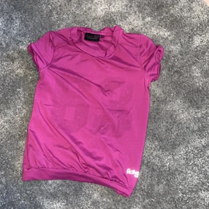 Träningströja  - Lila träningströja man ser att det står 63 jätte lite men den är jättefin säljer för att den är för liten