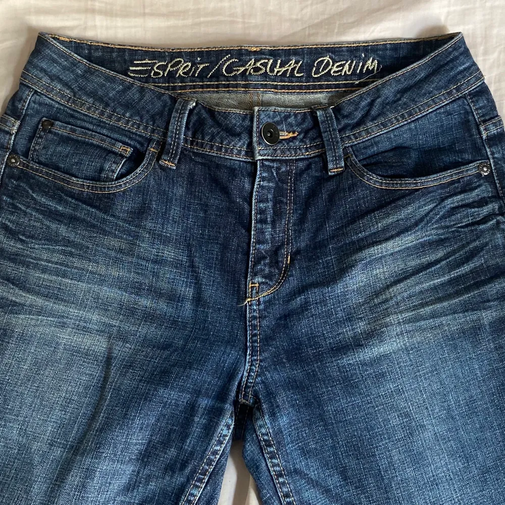 esprit jeans, lite slitage där nere men annars bra skick. Jeans & Byxor.