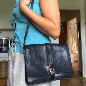 Snygg väska! - Så snygg väska köpt secondhand men oanvänd av mig☺️💓 Banden är inte justerbara! Bara att fråga privat om bild på fack önskas!