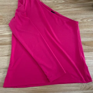One shoulder tröja - One shoulder tröja, använd en gång. Jätte fin men får ingen användning av den. Orginal pris 399. Ni står för frakt