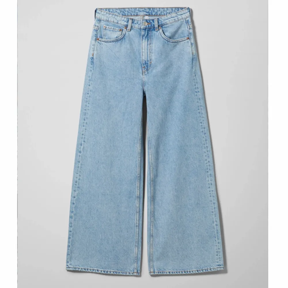 Assnygga jeans från Weekday som inte kommer till användning hos mig. Modell ACE, storlek 24/34. Skriv för fler bilder😇😇 Säljer för 200 + frakt. Jeans & Byxor.