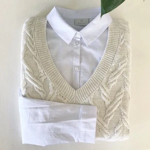 Slipover - Beige V-ringad väst, endast använd ett fåtal gånger💗