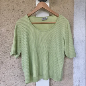Grön t-shirt  - Grön ribbad topp köpt på second hand. Toppen är i storlek XXL men den passar bra på M-L. Den är något cropped (går ner till naveln ungefär).