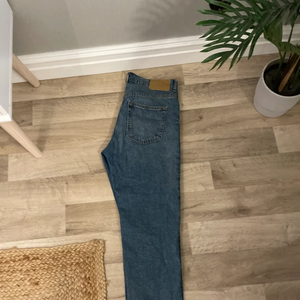 Ett par jättefina jeans, med bra passform. Fina hål som passar byxan. Andvända ungefär 2 gånger , känner att dom borde få en ny ägare. Kontakta mig om ni behöver mer detaljer, nypris 300kr men säljer dom för 150kr plus frakt. . Farkut & Housut.