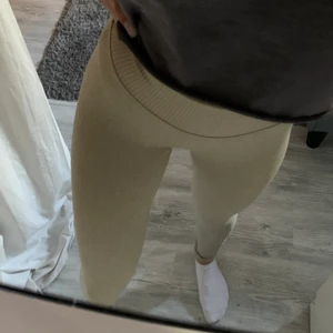 Träningsbyxor  - Jättefina träningstights från Shein som är för små för mig, använda 2 gånger. Liknar de populära tightsen från Aimn🤍 