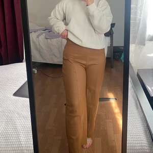 Läderbyxor - Säljer dessa ljusbruna byxor i läderimitation från gina tricot i storlek L. Använda en gång. Säljer för 100 kr + frakt som köparen står för. 