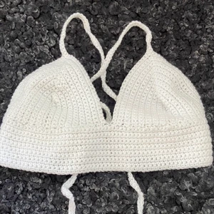 Topp - Säljer denna vita topp som jag själv har virkat. Passar Xs-M på grund av de justerbara banden i ryggen. 100 kr ink frakt🙂💓