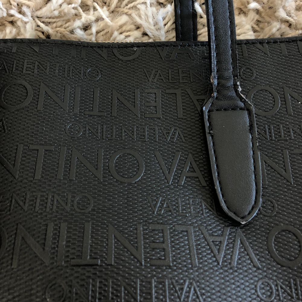 En svart superfin handväska från valentino bags. Köpt för 1500! Mitt pris, 500. Pris kan diskuteras! Lite slitningar vid axelremmarnas fäste tyvärr men annars i ett gott skick🤗 . Väskor.