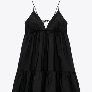 Poplinklänning - Säljer denna populära klänning från zara i storlek S då den tyvärr va för liten för mig. Buda! ❤️ (Sista bilden är lånad) BUD ÄR BINDANDE!