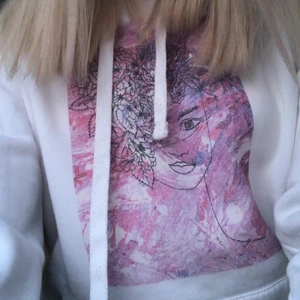 Flower girl Hoodie  - En jättefin thecoolelephant hoodie som nu är för liten. Har varit en favorit i gaderoben! Den är sparsamt använd men trycket har åkt bort något!💗 frakten ingår inte! Budet börjar på 150kr 👍🏻 nypris: 600kr