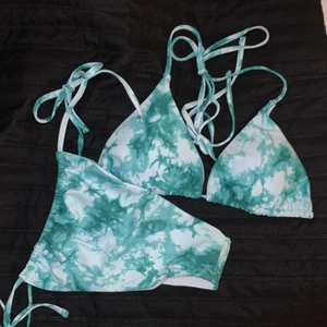 Bikini - Skön bikini i en jätte fin turkos färg. Säljer för den inte passar mig, den är aldrig använt och köptes precis. Storlek L men passar M.