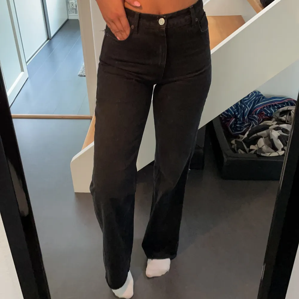 Skit snygga och sköna jeans från Zara som tyvärr inte kommer till användning! Topp skick då dom är använda va 2-3 gånger. Jag är 175 cm lång och dom går hela vägen ner på mig! Köparen står för all frakt💕📦. Jeans & Byxor.