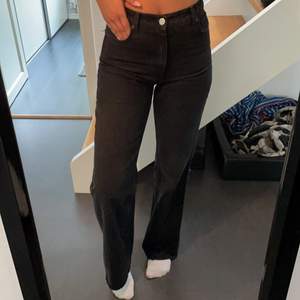 Skit snygga och sköna jeans från Zara som tyvärr inte kommer till användning! Topp skick då dom är använda va 2-3 gånger. Jag är 175 cm lång och dom går hela vägen ner på mig! Köparen står för all frakt💕📦