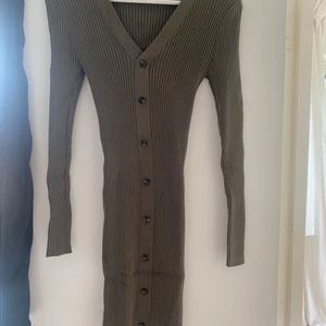 Grön klänning - Grön tight klänning i stretchigt material från Bikbok, använd en gång