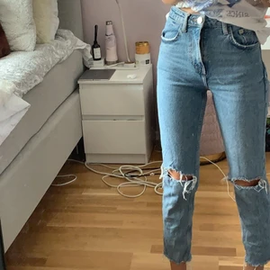Jeans med hål från Zara - Riktigt snygga jeans med hål från Zara, ganska använda men fortfarande i väldigt bra skick, dom ser ut som dom gjorde i början när jag köpte dom, så kvaliten har hållt oerhört bra! Men har växt ut dom, perfekta i midjan men lite kortare nere vid smalbenen ursprungliga priset var 350, nytt pris 200 kronor