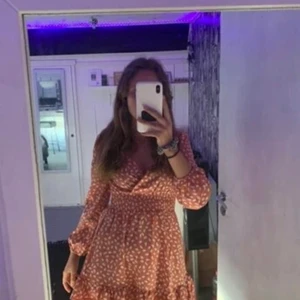 Klänning - Super fin rosa i strlek s men den har elastiska band så kan passa en XS och även m 