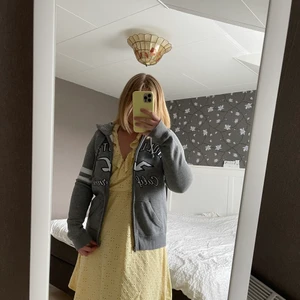 Zip up hoodie  - Supergulliga Hollister hoodie som knappt använts❤️. Nypris 600kr säljer för 160. Kan mötas upp i centrala Jönköping eller skicka via post (då står köparen för frakt) 