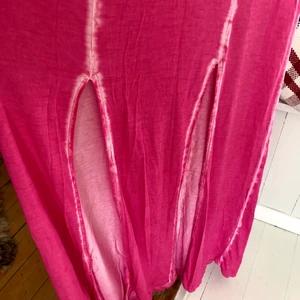 💕Love Forever Klänning strl S - Långklänning med 2 sprund fram, knytband, cerise färg med batik känsla👗Storlek S men mer som M och tom liten Large, längden mätt från armhålan är ca 125 cm. Jag är 168 lång och den passar bättre till längre person. Stretchigt tyg.👛Säljes för 100 sek, lämnas enl överens el skickas mot porto 🪂🏠⚓️Om du bor i Ronneby trakten och vill mötas upp för leverans så passa på att fynda 💸senast imorgon tisdag 🕰då jag lämnar sommarhuset. Skriv 🖨vad du är intresserad av så kan vi anpassa priset 🌠