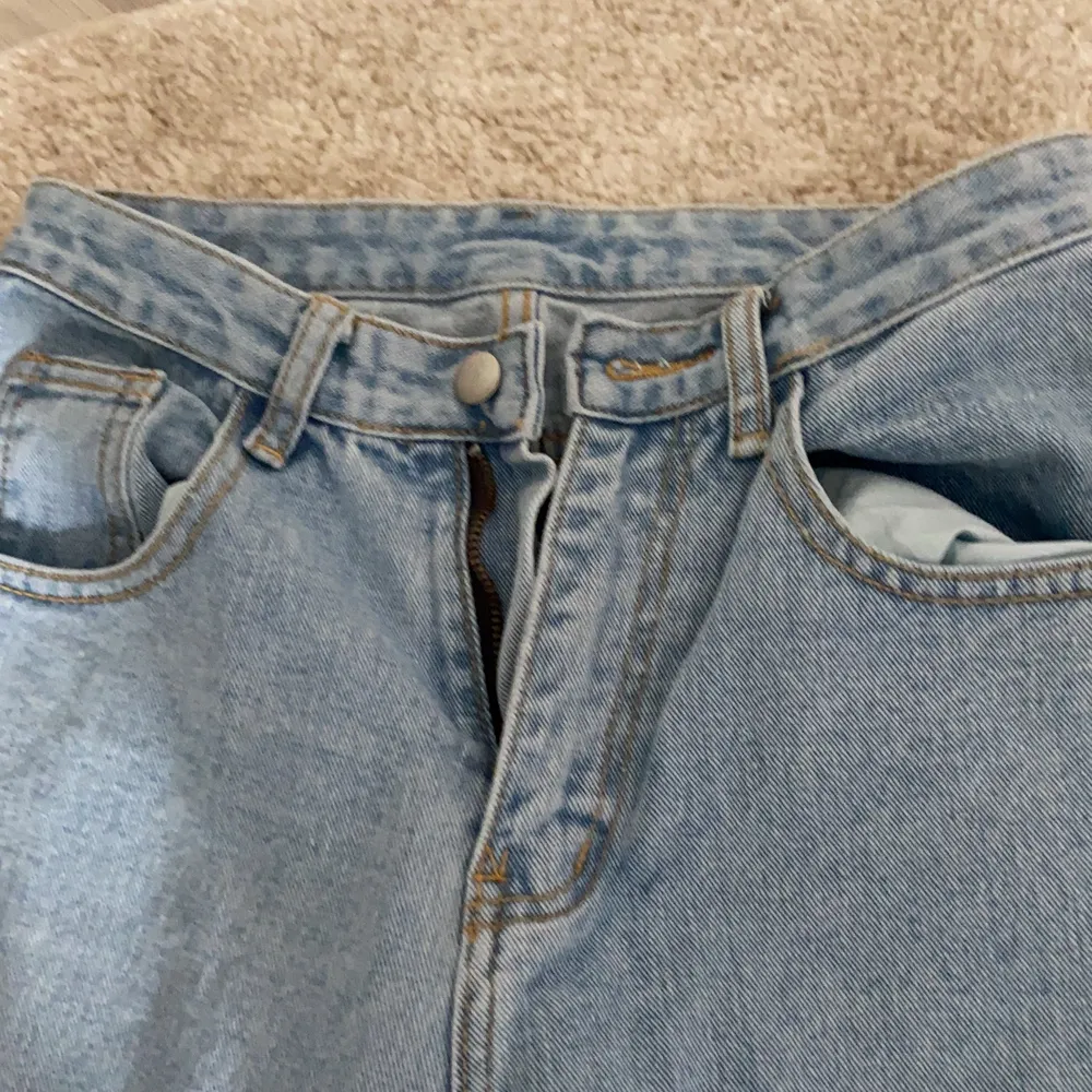Ett par blåa jeans med hål på knäna, väldigt fin färg och populära byxor!Stl xs/32 men skulle säga att en 34 eller till och med 36 skulle gå 😊 om det är många som är intresserad så startar jag en budgivning.❤️. Jeans & Byxor.