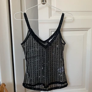 Festtopp - Sjukt snyggt linne från 90-talet. Jätefint med ett svart linne under då den är i mesh. ⚡️⚡️⚡️