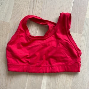 Röd sportbh  - Röd sport-bh från vasallen, storlek s.