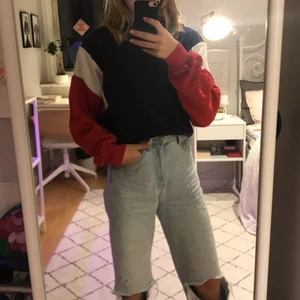 Sweatshirt ballongärmar - Söt cool sweatshirt. Mörkblå med vita och röda ärmar. Mysigt material och cool färgblandning. Jag använder den inte längre och tyckte att det var slöseri därför säljer jag den. 