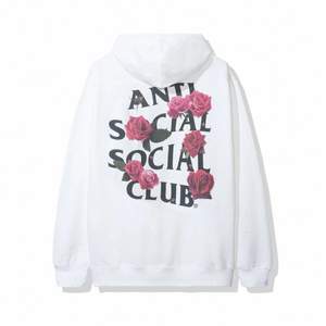 En vit anti social social club hoodie med rosor i trycket. den är i storleken s den är köpt för 2000kr är i bra skick. Om ni har några frågor så är de bara att fråga 