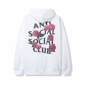 Vit anti social social club hoodie  - En vit anti social social club hoodie med rosor i trycket. den är i storleken s den är köpt för 2000kr är i bra skick. Om ni har några frågor så är de bara att fråga 