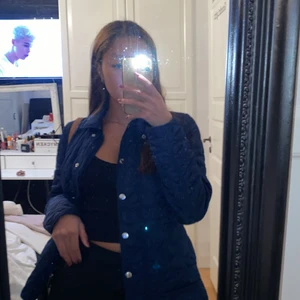 Gant Jacka  - Sparsamt använd höstjackan ifrån gant. Super fin blå färg som passar perfekt till hösten 