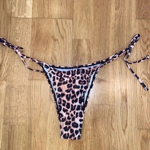 Storlek S - Helt nya och oanvända inte ens testade eftersom jag har ett eget par! Dom går att spänna in på sidorna och sitter fint över allt om man gillar att visa lite mer💗